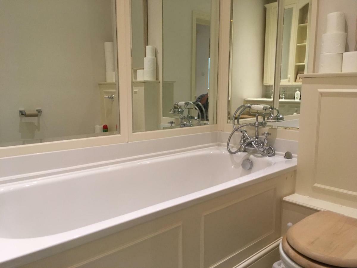 Large 2 Bedroom 2 Bathroom Apartment In Westminster ลอนดอน ภายนอก รูปภาพ